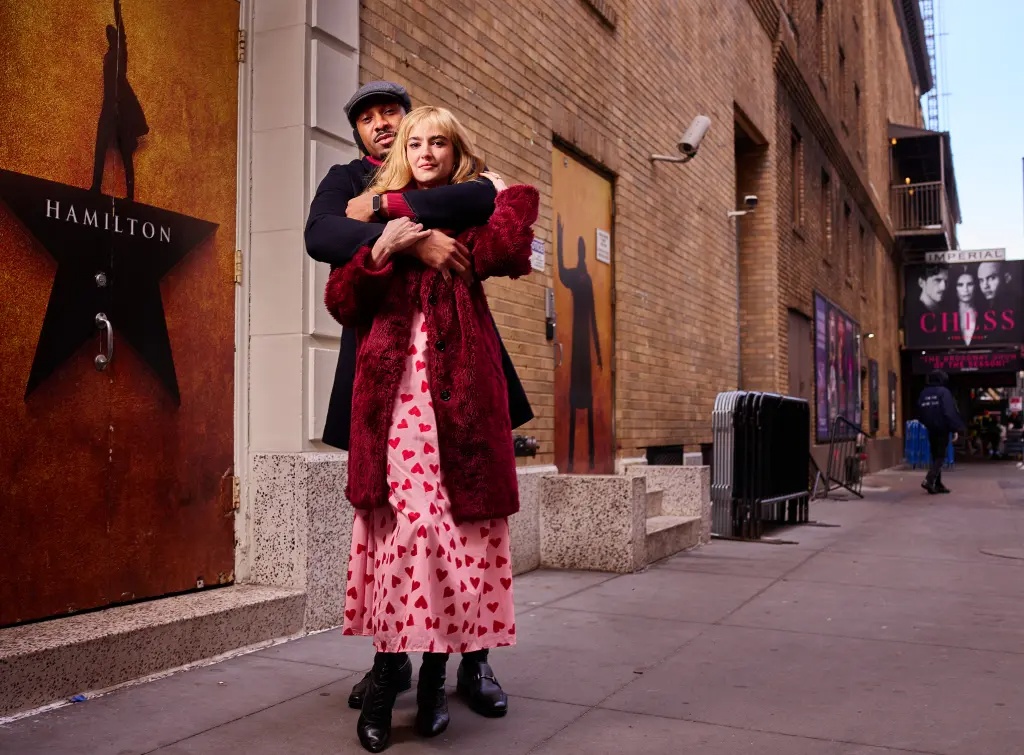 Cinta dalam gemerlap lampu! Pasangan suami istri Broadway yang membintangi pertunjukan di gedung yang bersebelahan